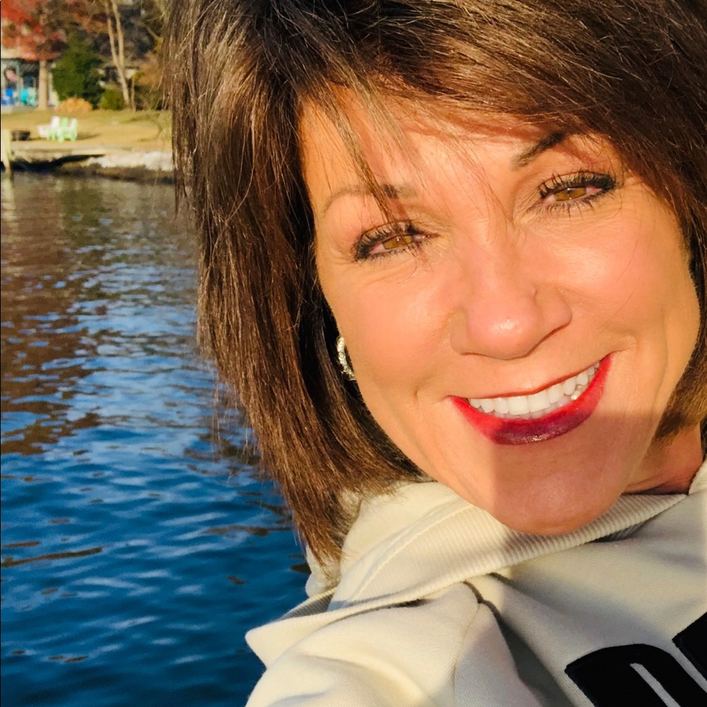 Meet your Posher, Lorie